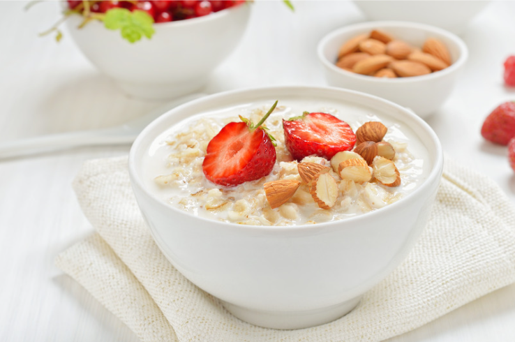 Oatmeal with strawberries and almonds