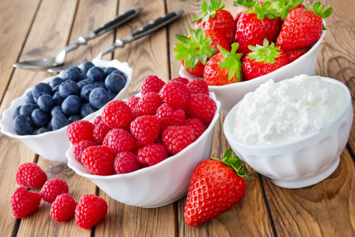 Berries and cottage cheese